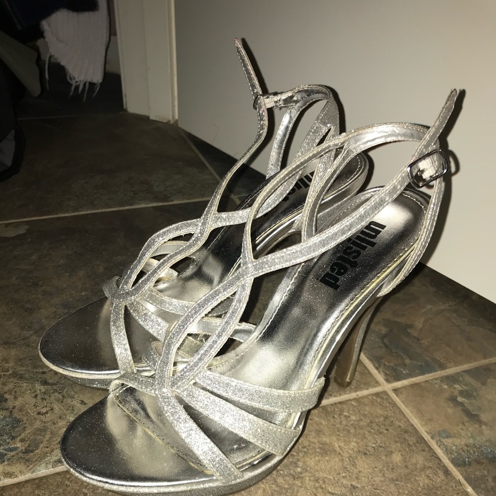 KENNETH COLE SILVER HEELS